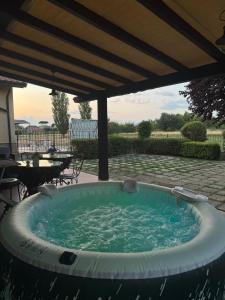 Bazén v ubytování BELLA ASSISI B & B nebo v jeho okolí