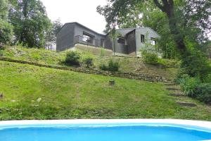 dom na szczycie trawiastego wzgórza w obiekcie Casa Delle Eriche, Colli Euganei, Pool, Wifi w mieście Teolo