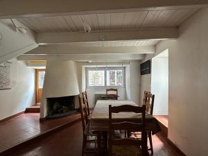 una sala da pranzo con tavolo, sedie e camino di Ty an Holen Maison de Pêcheur à 300 m de la mer a Piriac-sur-Mer Altre 15 foto
