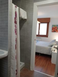 Posteľ alebo postele v izbe v ubytovaní Anguiano Habitaciones rurales con baño privado