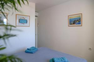 Pokój z łóżkiem z dwoma niebieskimi ręcznikami w obiekcie Apartment Calle Larga w mieście Fuengirola
