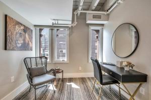 Skyline Suite with Penthouse & Rooftop Deck 6BR by Maddox Hotel的休息区