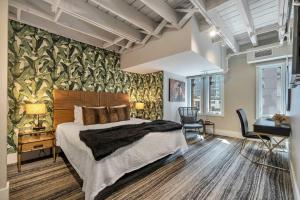 Skyline Suite with Penthouse & Rooftop Deck 6BR by Maddox Hotel客房内的一张或多张床位