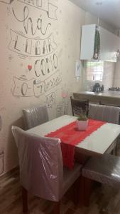 una cocina con una mesa con un paño rojo. en Casa familiar perto da Escola São Cristovão, en Garanhuns