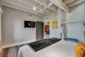Skyline Suite with Penthouse & Rooftop Deck 6BR by Maddox Hotel的电视和/或娱乐中心