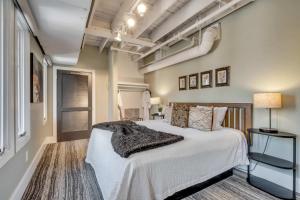 Skyline Suite with Penthouse & Rooftop Deck 6BR by Maddox Hotel客房内的一张或多张床位