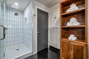 Skyline Suite with Penthouse & Rooftop Deck 6BR by Maddox Hotel的一间浴室