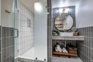 Skyline Suite with Penthouse & Rooftop Deck 6BR by Maddox Hotel的一间浴室