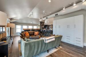 Skyline Suite with Penthouse & Rooftop Deck 6BR by Maddox Hotel的休息区