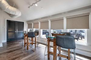 Skyline Suite with Penthouse & Rooftop Deck 6BR by Maddox Hotel的休息区