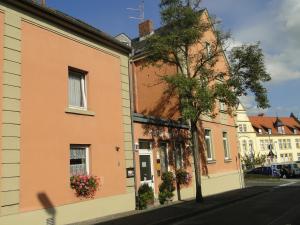 un bâtiment situé sur le côté d'une rue dans l'établissement Hotel Kitzinger Hof an der B8, à Kitzingen