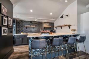 Skyline Suite with Penthouse & Rooftop Deck 6BR by Maddox Hotel的厨房或小厨房
