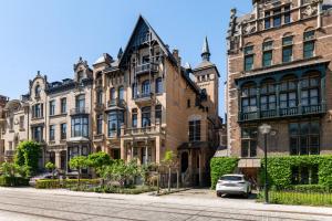 a building with a car parked in front of it at B&B Baron Osy Suite Four Garden in Antwerp