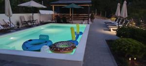 uma piscina com um donut ao lado em Panorama Pool Hills em Ledinci
