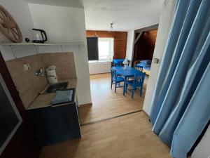 Una cocina con un fregadero y una mesa en una habitación. en Ubytovanie na súkromí, en Otilia