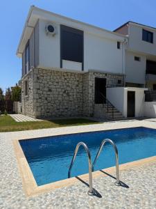 Bazén v ubytování Luxury Villa with Pool Near Sarimsakli Beach nebo v jeho okolí