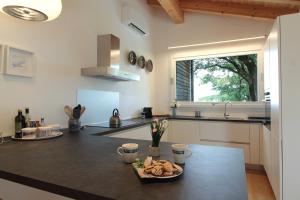 Kuchyň nebo kuchyňský kout v ubytování Casa Delle Eriche, Colli Euganei, Pool, Wifi