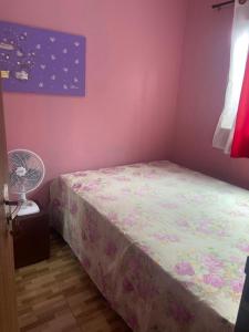 Un dormitorio pequeño con una cama y un ventilador. en Casa familiar perto da Escola São Cristovão, en Garanhuns