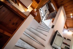 an overhead view of a staircase with a television at Comodità a due passi dal lago in Verbania