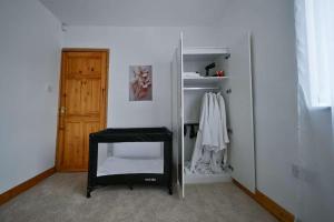 a room with a mirror and a closet with a door at Wythenshawe Greenbrow Retreat in Manchester +5 photos