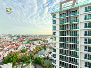 Pemandangan umum bagi Melaka atau pemandangan bandar yang diambil dari apartmen