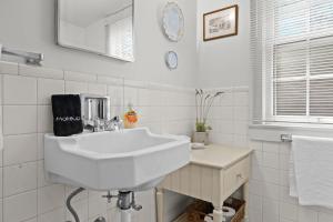 Koupelna v ubytování Stunning Cottage in Famous KY Garden -Sleeps 2