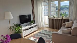 ソポトにあるPanoramaのソファとテレビのあるリビングルーム