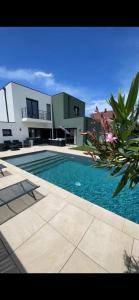 Πισίνα στο ή κοντά στο Maison spacieuse au calme proche Colmar avec piscine