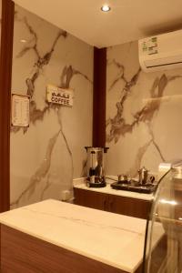 a kitchen with a coffee maker on the wall at سما المملكة للشقق المخدومة ـ غبيرا - اقتصادي in Riyadh