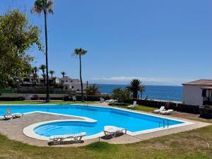 ein Swimmingpool mit Blick auf das Meer in der Unterkunft Casa Oceanico Los Gigantes in Acantilado de los Gigantes