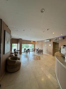 a living room with a couch and tables and chairs at انوار الهدى للشقق المخدومة in Al Madinah