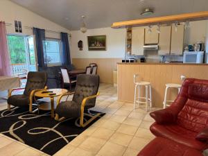 a living room with a table and chairs and a kitchen at Foxy burrow in Verla