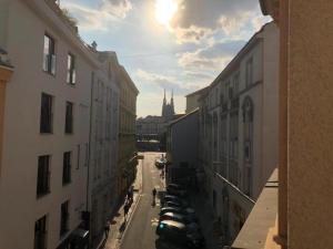 Una vista de una ciudad con coches aparcados en una calle. en Vlnena Apartmans, en Brno