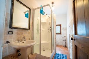 bagno con lavandino, doccia e lavandino di VILLA MIMOSA - Il Castagneto Country Retreat a Pozzuolo Altre 21 foto
