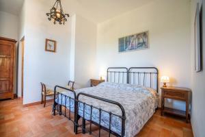 una camera da letto con un letto, un tavolo e delle sedie di VILLA MIMOSA - Il Castagneto Country Retreat a Pozzuolo
