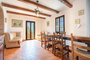 un soggiorno con tavolo e sedie di VILLA MIMOSA - Il Castagneto Country Retreat a Pozzuolo