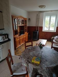 a living room with a table and a kitchen at Casa Esther and Pepe VUT LE884 in Riego de la Vega