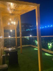 vista su un patio di notte di كوخ خزامى الباحة ad Al-Bāha