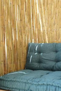 a couch sitting in front of a bamboo wall at Joséanna in Ehden
