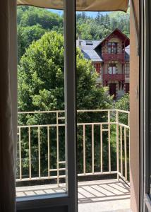 ein Blick aus einem Fenster eines Hauses in der Unterkunft Le Sacca Hôtel restaurant in Cauterets
