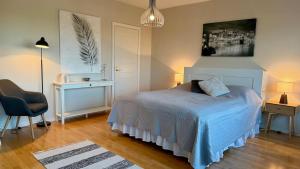 a bedroom with a bed and a desk and a chair at Apartment Pilvenveikko in Kokkola