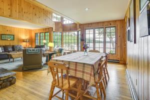 une salle à manger avec une table et des chaises dans l'établissement Lakefront Escape with Deck and Kayaks in Lovell!, à North Lovell
