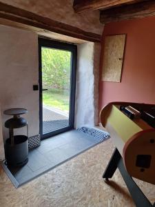 Cette chambre dispose d'une grande fenêtre et d'une table. dans l'établissement Chambre d'hôte, suite duplex 50 m2 en pleine nature sur les hauteurs de Brioude, à Champagnac-le-Vieux 9 autres photos