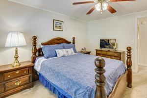 Katil atau katil-katil dalam bilik di 2 Mi to Dtwn Retreat on 3 Acres in Pelzer!