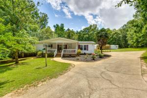 Taman di luar 2 Mi to Dtwn Retreat on 3 Acres in Pelzer!