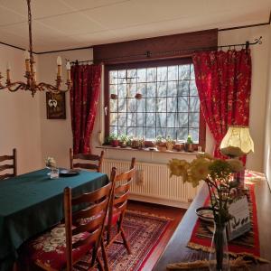 Vintage charm with comfort في بيرنكاستل كويز: غرفة طعام مع طاولة ونافذة