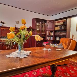 Vintage charm with comfort في بيرنكاستل كويز: إناء من الزهور على طاولة في غرفة المعيشة