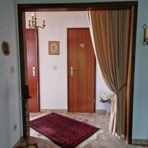 Vintage charm with comfort في بيرنكاستل كويز: مدخل إلى غرفة بها باب وستارة +24 صورة