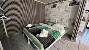 a bedroom with a bed with towels on it at Zum Sterngässchen in Ludwigshafen am Rhein