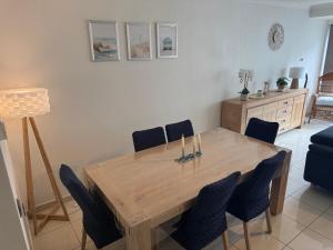 Χώρος καθιστικού στο Appartement spacieux & familial à 400m de la plage d'Ostende 2 chambres avec patio by La Conciergerie